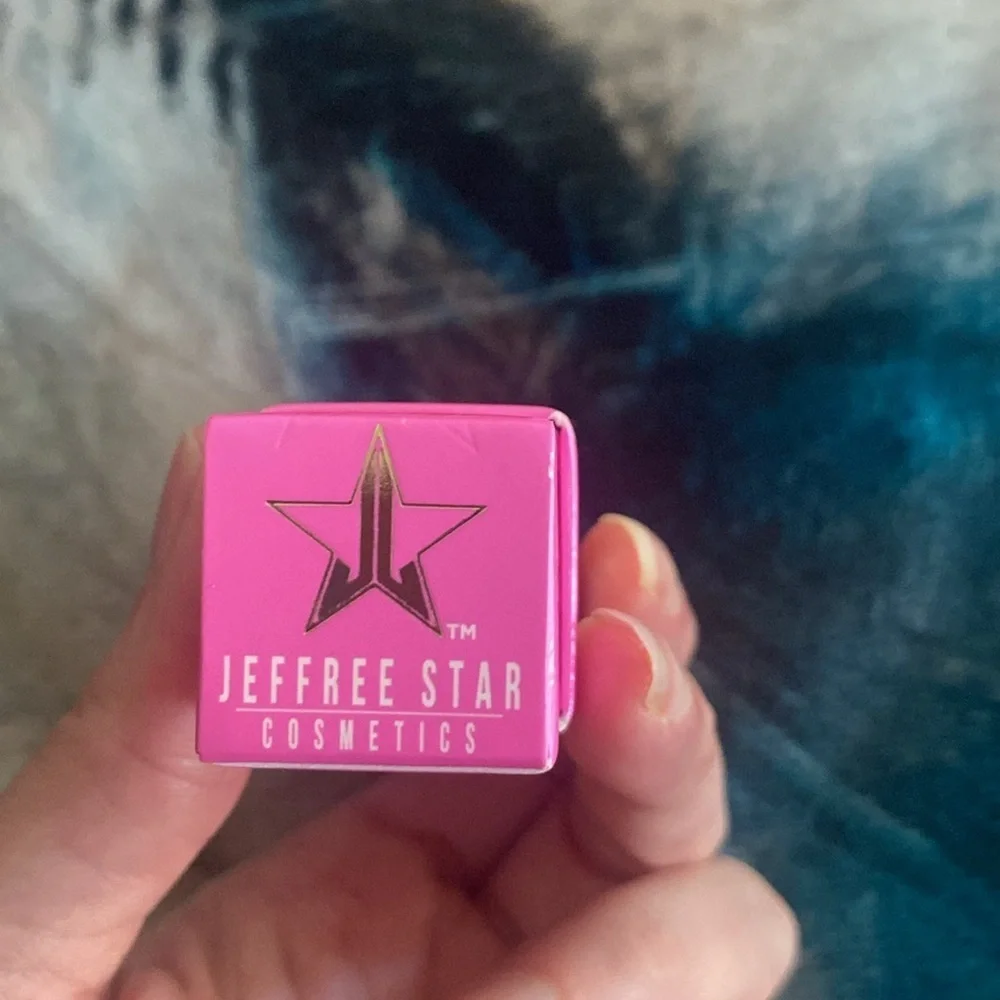 Jeffree star velvet trap lipstick holy fashion color